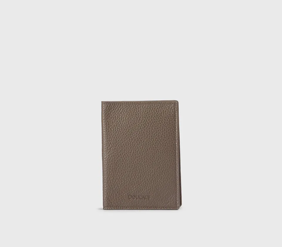 doucal-s-wallets-da0014tu0m20-reisepassetui-fango-walkleder image 1