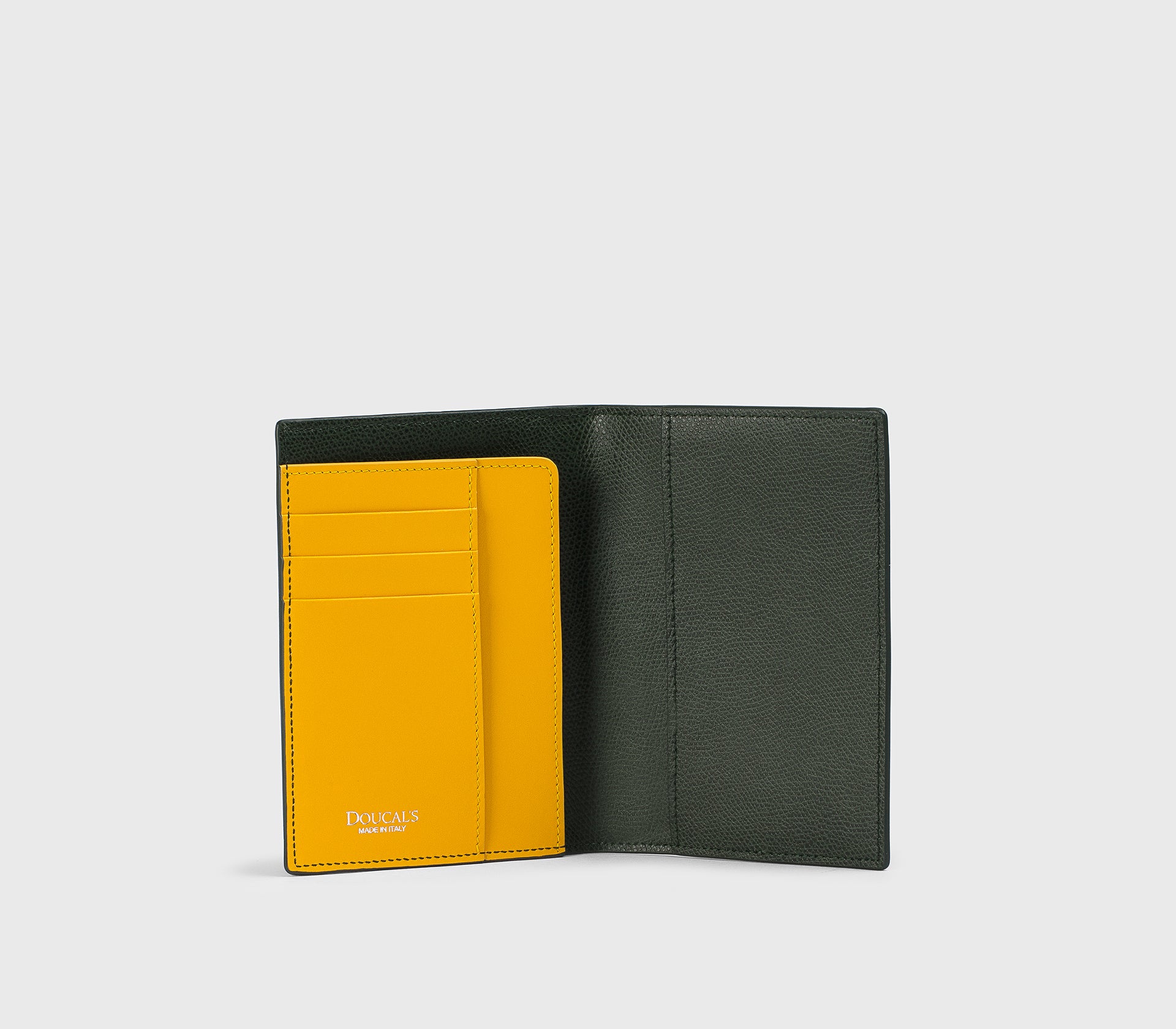 doucal-s-wallets-da0014-reisepassetui-gr-n-leder image 2