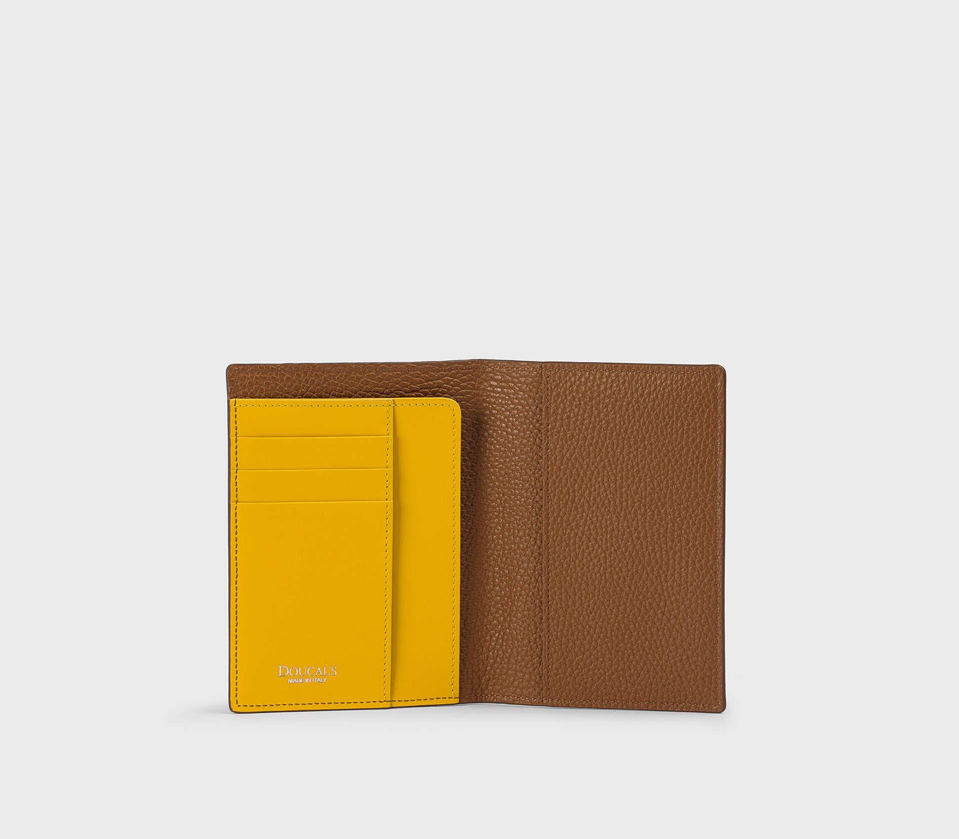 doucal-s-wallets-reisepassetui-karamell-walkleder image 2