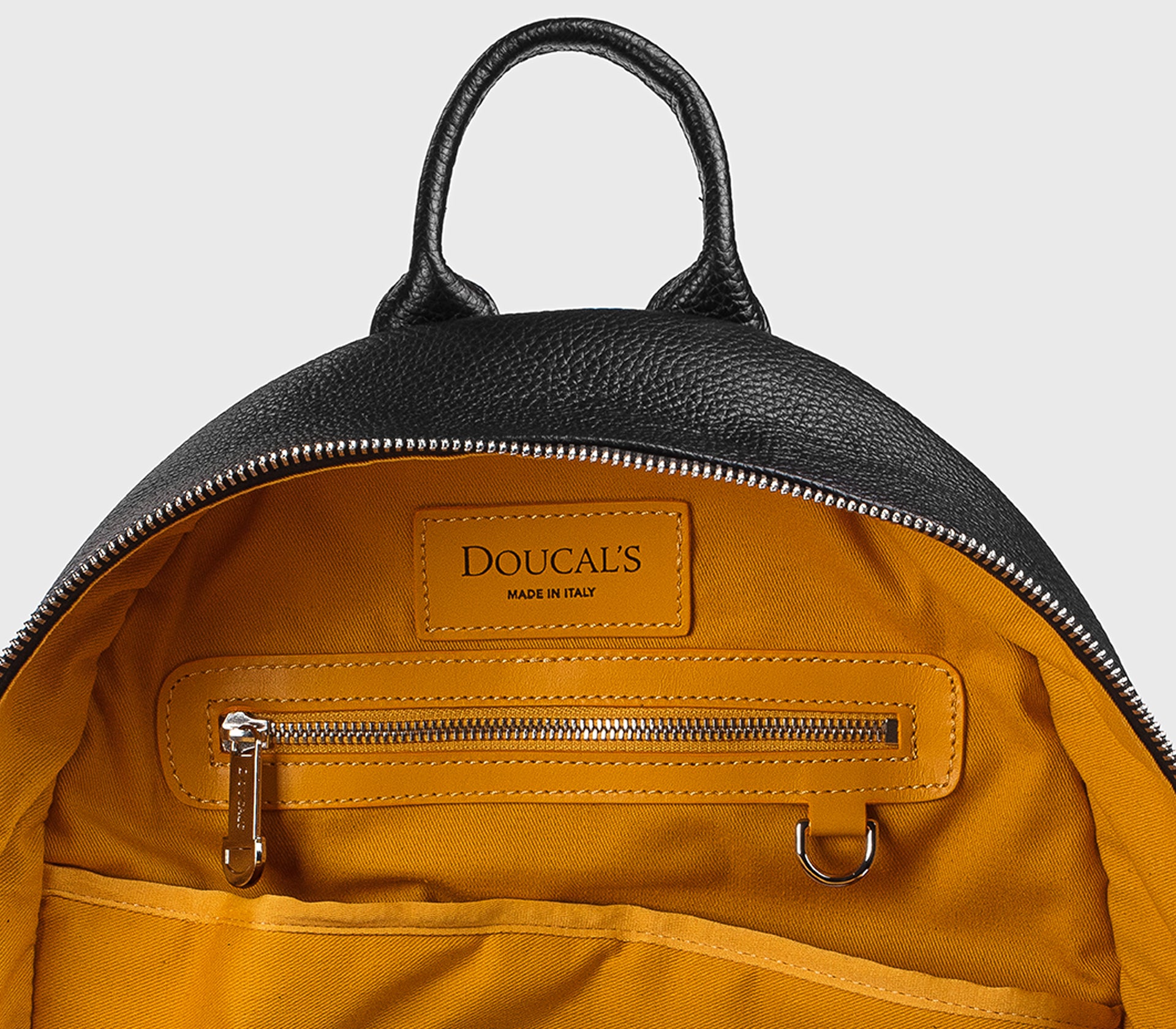 doucal-s-rucksack-walkleder-schwarz-logo-alltagsrucksack image 3