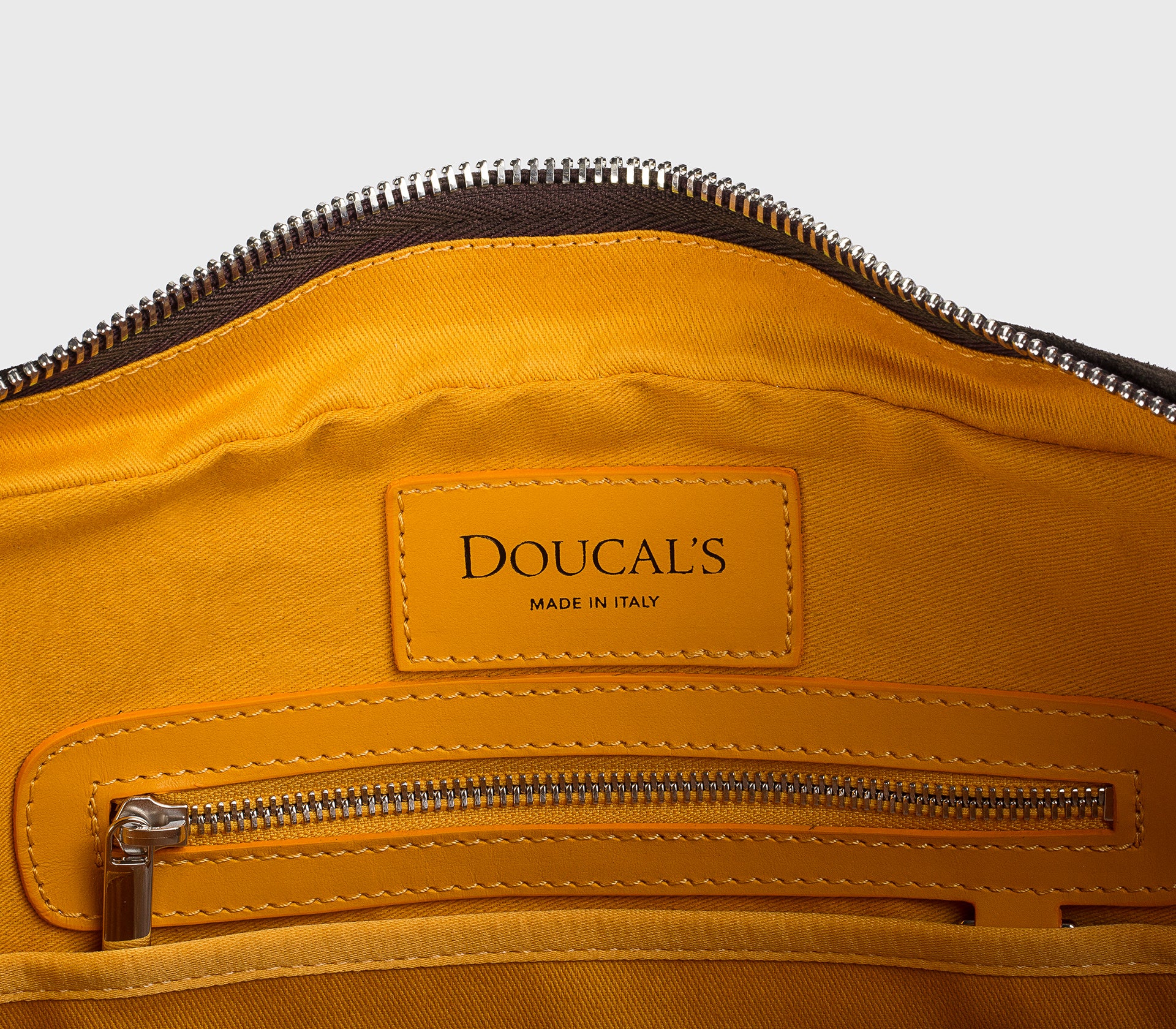 doucal-s-24h-tasche-erdfarben-leder-velours-schulterriemen image 3