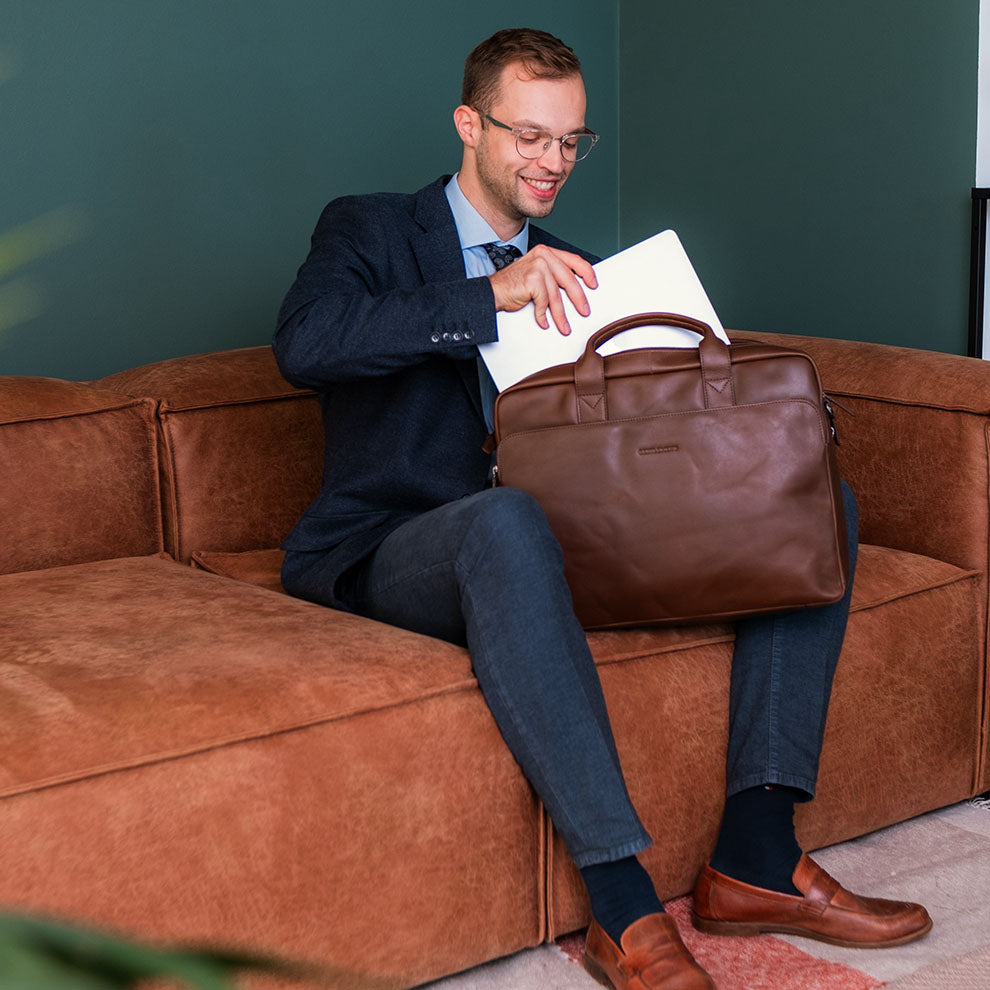 gentlemen-s-max-laptoptasche-leder-16-zoll-cognac-trolley-slot image 5