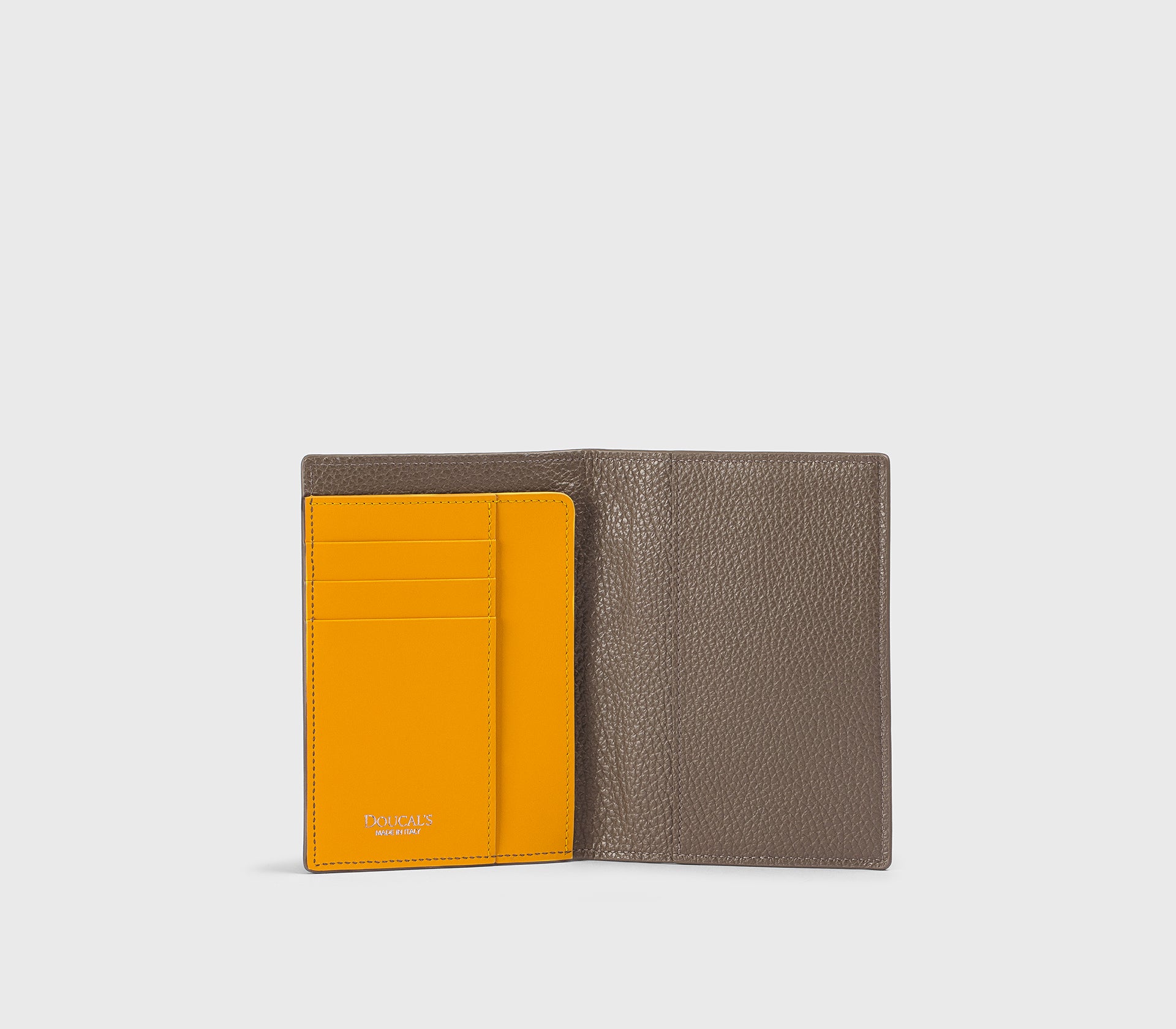 doucal-s-wallets-da0014tu0m20-reisepassetui-fango-walkleder image 2
